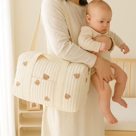 Maman et bebe avec Sac a langer 